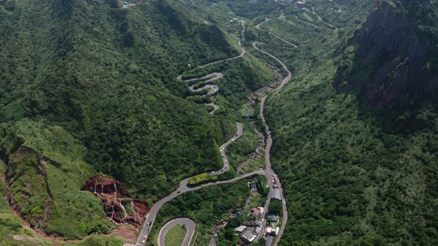 在台湾台北市附近的新北市基隆山金水高速公路上行驶的汽车鸟瞰图视频素材