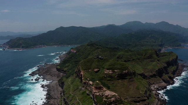 灯塔鸟瞰图在碧头角步道在新台北靠近台北，台湾视频素材