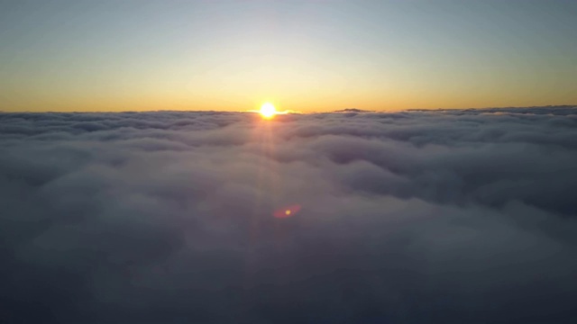 在日落，黎明的飞机上飞过云层。视频素材