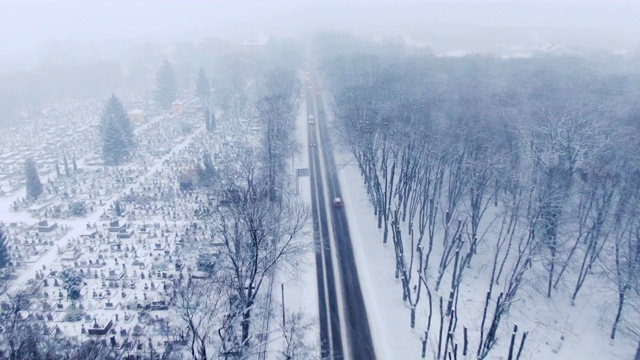 降雪中的小镇鸟瞰图。暴雪。暴风雪。视频素材