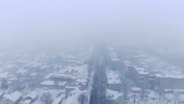 降雪中的小镇鸟瞰图。暴雪。暴风雪。视频素材