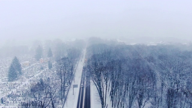 降雪中的小镇鸟瞰图。暴雪。暴风雪。视频素材