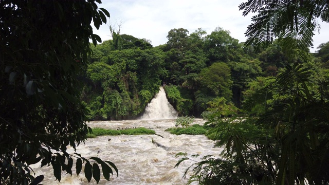 湍急的河水以瀑布为背景。电力的城市。视频素材