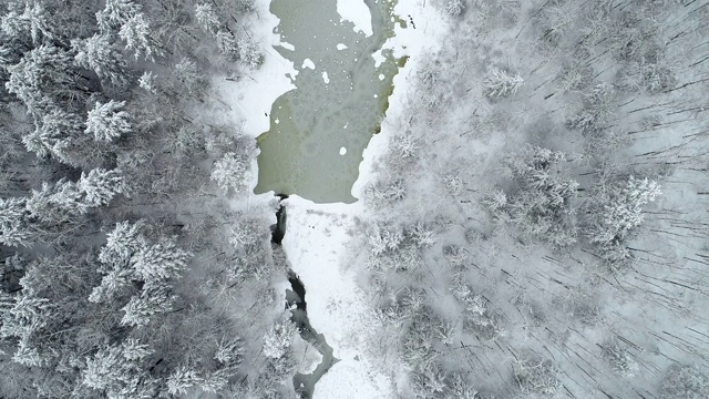 空中俯瞰冰雪覆盖的冬季荒野视频素材