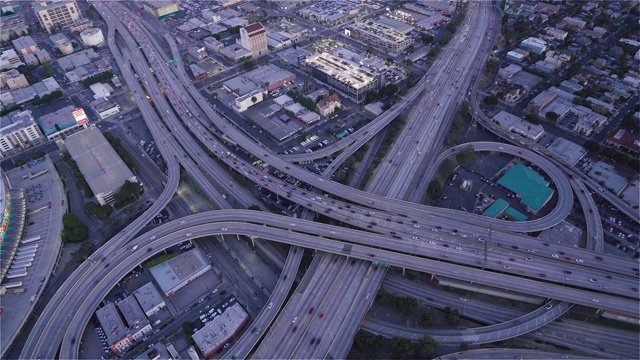 鸟瞰公路10和110在黄昏从直升机上看到视频素材