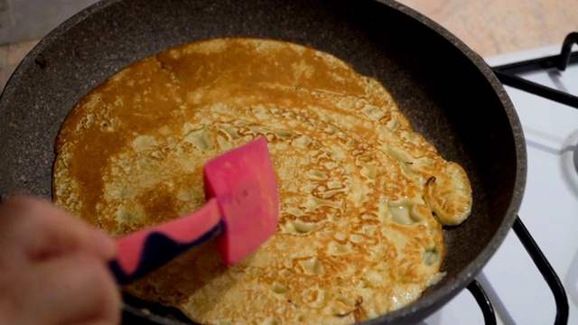 手用硅胶刮刀在石头煎锅里慢动作做薄饼视频素材