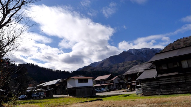 延时拍摄蓝天山和日本岐阜县白川村，延时4K视频素材