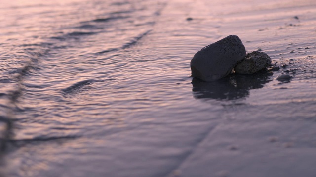 海浪拍打着沙滩上的石头视频素材