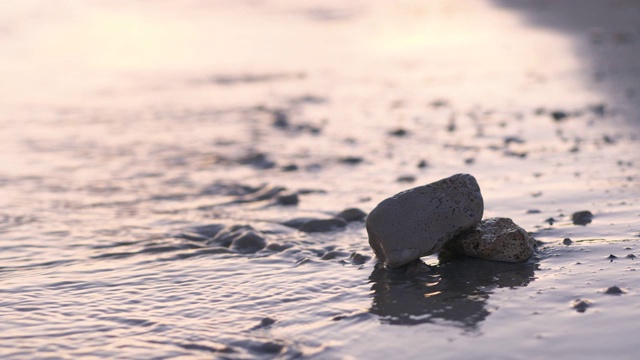 海浪拍打着沙滩上的石头视频素材