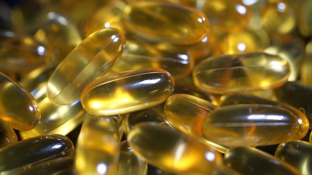 Omega 3鱼肝油补充维生素凝胶胶囊视频素材