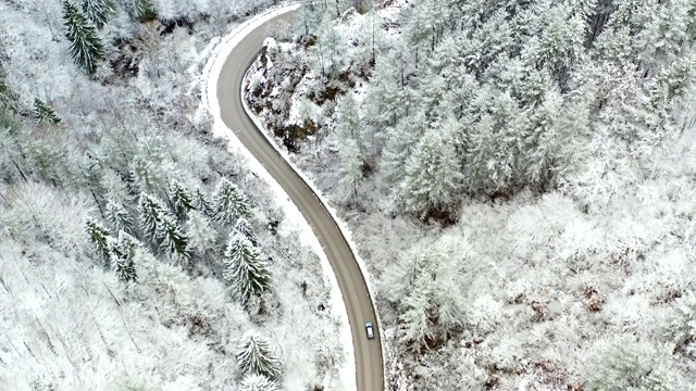 一辆汽车穿过一条积雪的道路视频素材