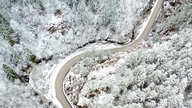 一辆汽车穿过一条积雪的道路视频素材