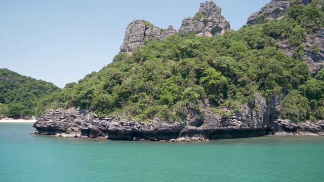 一组海岛在昂通国家海洋公园附近的苏梅岛天堂热带旅游胜地。泰国湾的群岛。田园诗般的绿松石海洋自然背景与复制空间视频素材