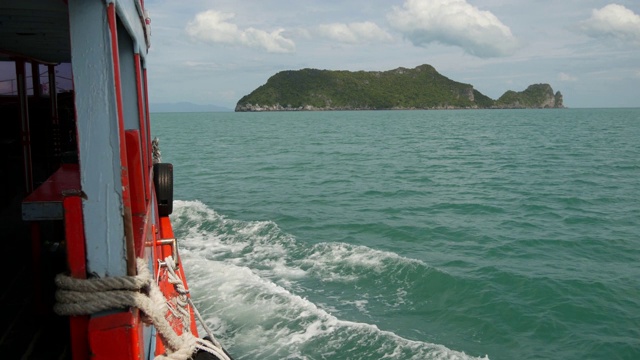 一组海岛在昂通国家海洋公园附近的苏梅岛天堂热带旅游胜地。泰国湾的群岛。田园诗般的绿松石海洋自然背景与复制空间视频素材