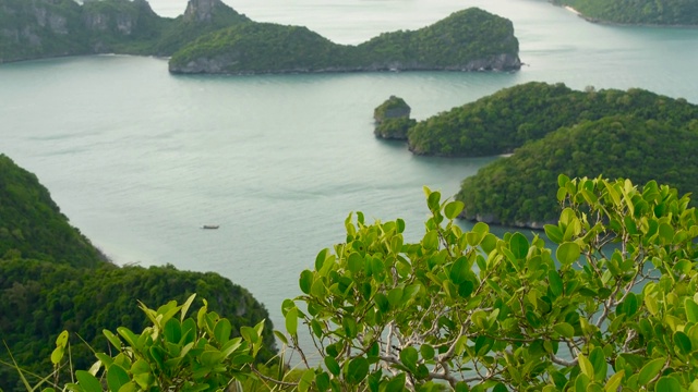 鸟瞰图鸟瞰图的海洋岛屿在昂通国家海洋公园附近的旅游天堂苏梅岛热带度假胜地。泰国湾的群岛。田园诗般的自然背景视频素材