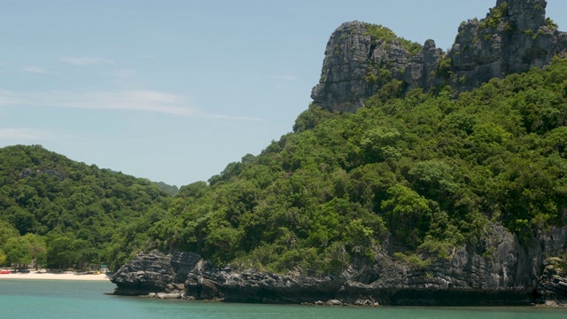 一组海岛在昂通国家海洋公园附近的苏梅岛天堂热带旅游胜地。泰国湾的群岛。田园诗般的绿松石海洋自然背景与复制空间视频素材