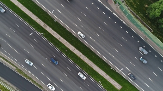 多车道公路鸟瞰图视频素材