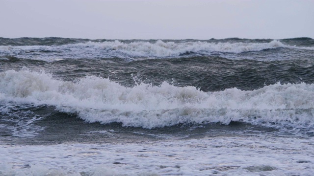 极其巨大的海浪冲击海岸，太平洋美丽的海浪。超级慢动作。暴风雨中的海浪。强烈的海洋热带飓风。全球变暖。恶劣天气气旋飓风风。视频素材