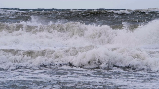 极其巨大的海浪冲击海岸，太平洋美丽的海浪。超级慢动作。暴风雨中的海浪。强烈的海洋热带飓风。全球变暖。恶劣天气气旋飓风风。视频素材