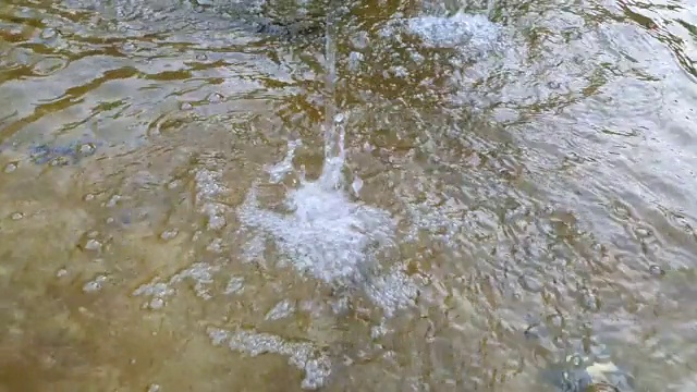 水滴在水面上飞溅。喷泉喷水的特写镜头。视频素材