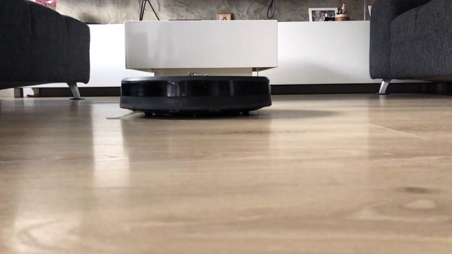 用机器人吸尘器打扫公寓视频素材