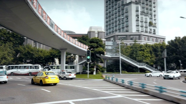 在中国重庆的道路上行驶的汽车。视频素材