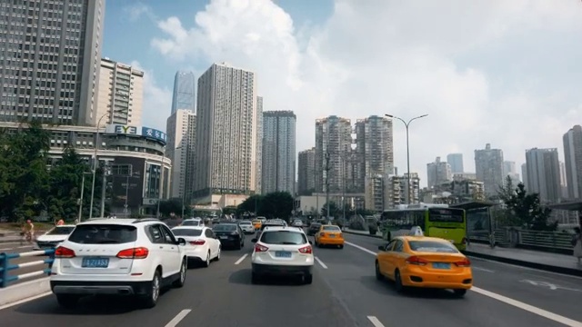 在中国重庆的道路上行驶的汽车。视频素材