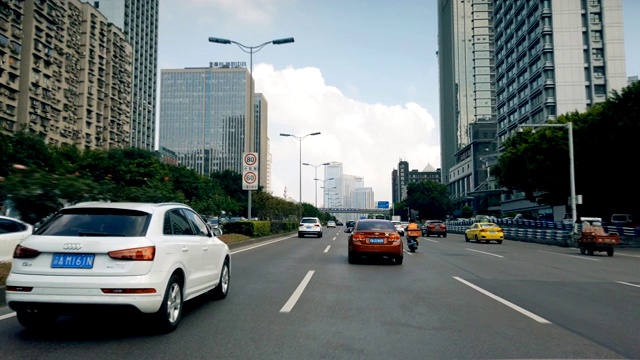 在中国重庆的道路上行驶的汽车。视频素材