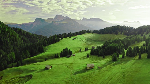 在Dolomites的sunris的Siusi阿尔卑斯山，从上面看视频素材