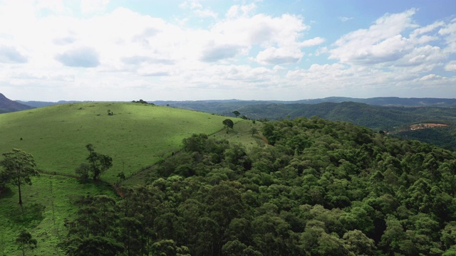 美丽的空中风景全景，连绵起伏的乡村，绿色的农田和森林视频素材