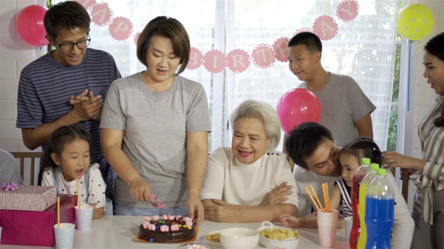 多代泰国家庭在家庆祝孩子的生日视频素材