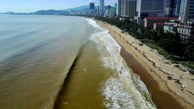 台风过后的黄海和沙滩被泥土染成颜色视频素材