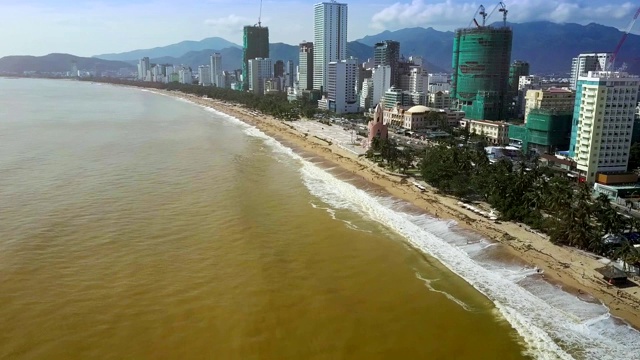 风暴过后黄海海岸的度假城市酒店视频素材