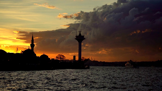 博斯普鲁斯的日落/ Üsküdar - İstanbul视频素材