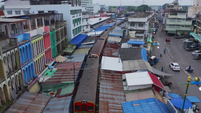 Rom Hoop市场鸟瞰图。泰国铁路与当地的一列火车运行在泰国松克兰省的湄岗市场。旅游景点在旅游和交通方面的概念。视频素材