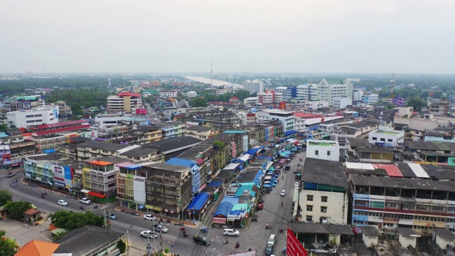 Rom Hoop市场鸟瞰图。泰国铁路与当地的一列火车运行在泰国松克兰省的湄岗市场。旅游景点在旅游和交通方面的概念。视频素材