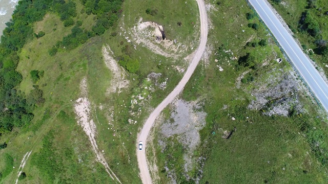 山河和汽车在一条土路的顶部。高加索山脉。俄罗斯视频素材