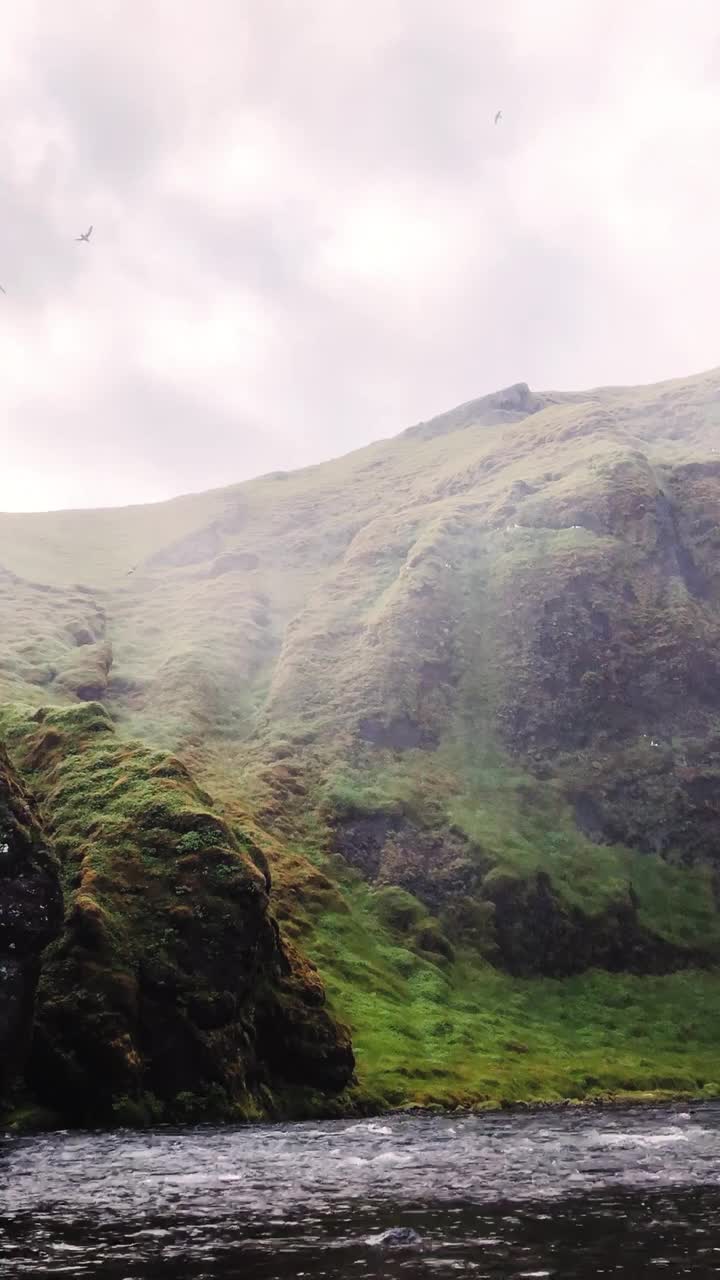 瀑布附近美丽的长满苔藓的悬崖视频素材