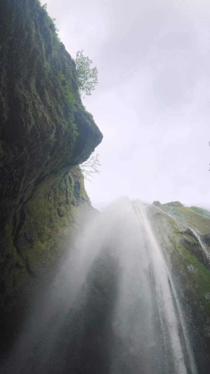 冰岛山上的瀑布视频素材