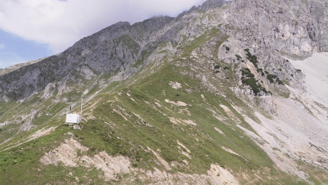 低角度全景:阿尔卑斯山的奥地利在夏天，Hafelekarspitze-Seegrube在卡文德尔山，奥地利因斯布鲁克视频素材