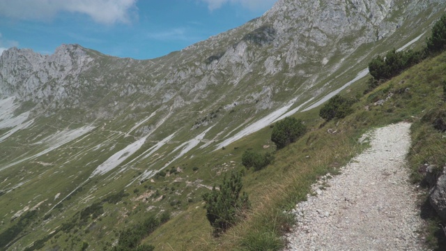 手持式视角:在奥地利因斯布鲁克卡温德尔山的Hafelekarspitze-Seegrube的夏季阿尔卑斯山的斜坡上行走视频素材