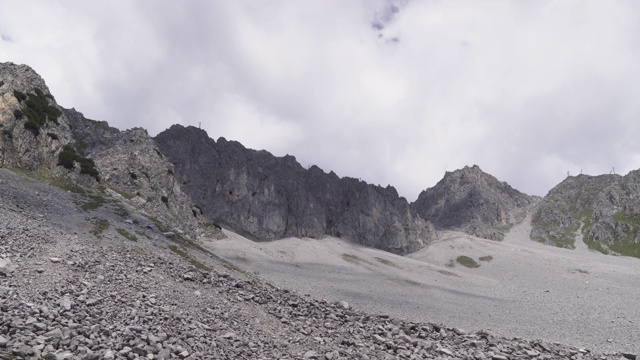 手持式视角:在奥地利因斯布鲁克卡温德尔山的Hafelekarspitze-Seegrube徒步观看夏季的奥地利阿尔卑斯山视频素材