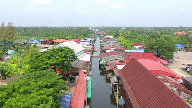 泰国Ratchaburi区Damnoen Saduak水上市场，当地人在船上出售水果、食物和纪念品的鸟瞰图。亚洲著名旅游景点。视频素材