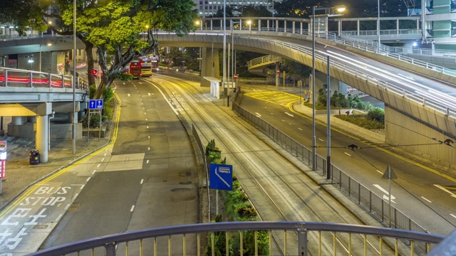 香港一条繁忙街道上汽车的时间流逝视频素材