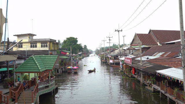 泰国Ratchaburi区Damnoen Saduak水上市场，当地人在船上出售水果、食物和纪念品。亚洲著名旅游景点。视频素材