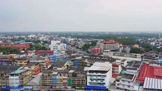 Rom Hoop市场鸟瞰图。泰国铁路与当地的一列火车运行在泰国松克兰省的湄岗市场。旅游景点在旅游和交通方面的概念。视频素材