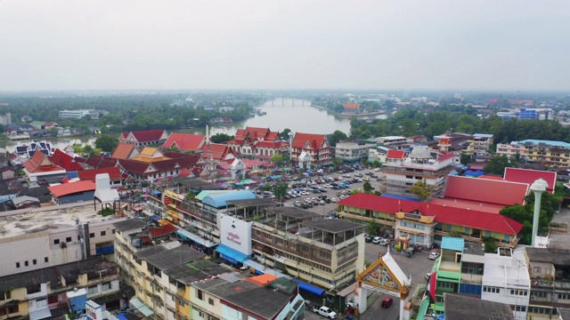 Rom Hoop市场鸟瞰图。泰国铁路与当地的一列火车运行在泰国松克兰省的湄岗市场。旅游景点在旅游和交通方面的概念。视频素材