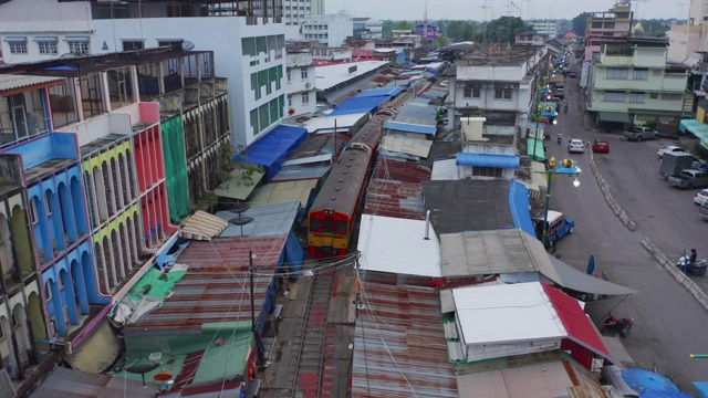 Rom Hoop市场鸟瞰图。泰国铁路与当地的一列火车运行在泰国松克兰省的湄岗市场。旅游景点在旅游和交通方面的概念。视频素材