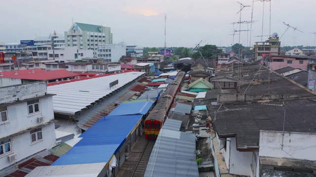 Rom Hoop市场鸟瞰图。泰国铁路与当地的一列火车运行在泰国松克兰省的湄岗市场。旅游景点在旅游和交通方面的概念。视频素材