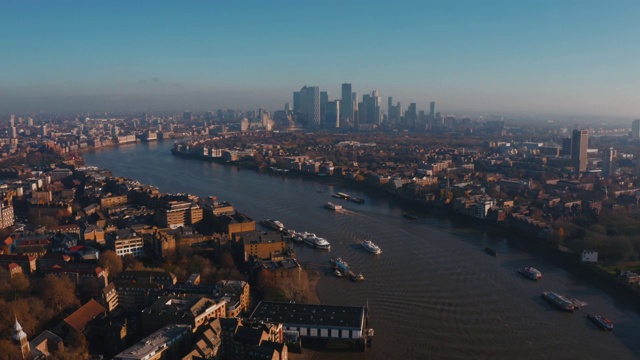 伦敦，英国-银行和金丝雀码头的空中全景视频素材